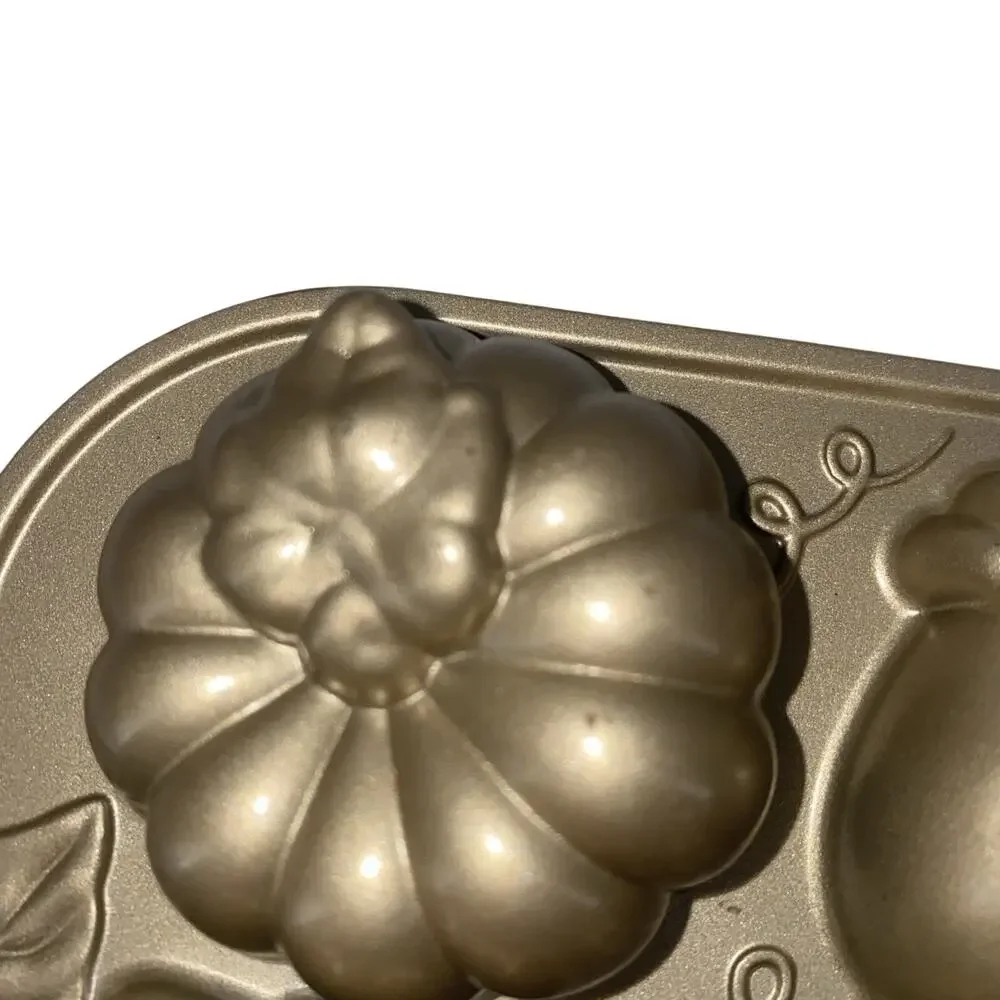 Williams Sonoma Gold Mini Cake Pan Acorn Leaf Fall Bakeware Nonstick Mold